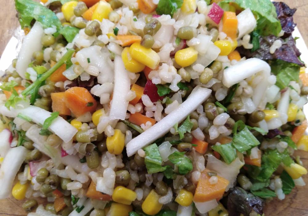 Ensalada completa de cereales, vegetales crudos y chucrut 