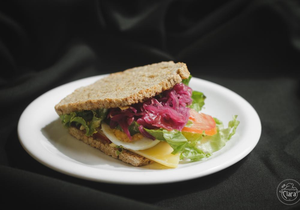Sandwich con pan de arroz y chucrut morado