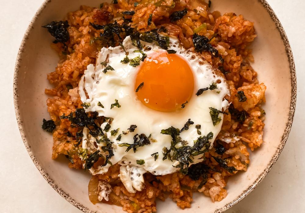 Plato de kimchi y arroz con huevo por encima