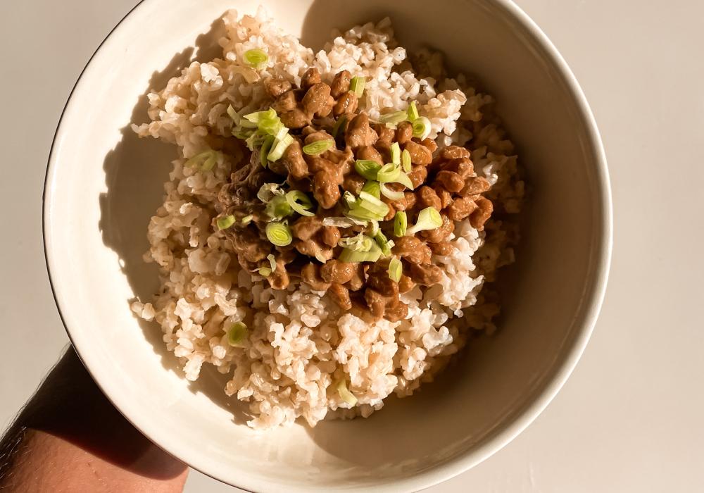 plato de arroz integral con natto y cebollín