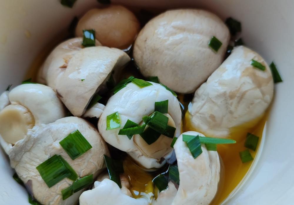 Champignones frescos con aderezo de salsa de soja y aceite de oliva con cebollín