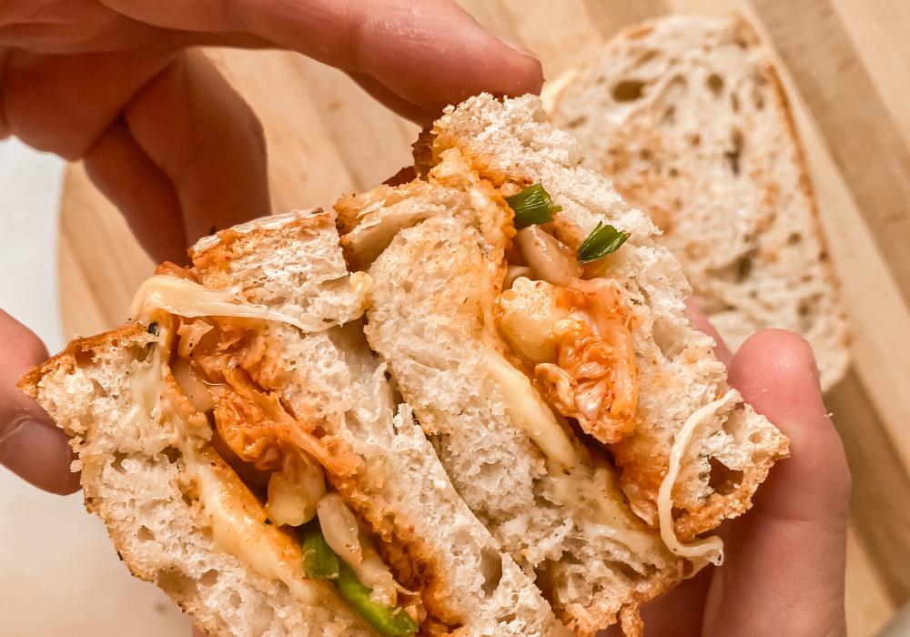 Sandwich de queso y kimchi tostado