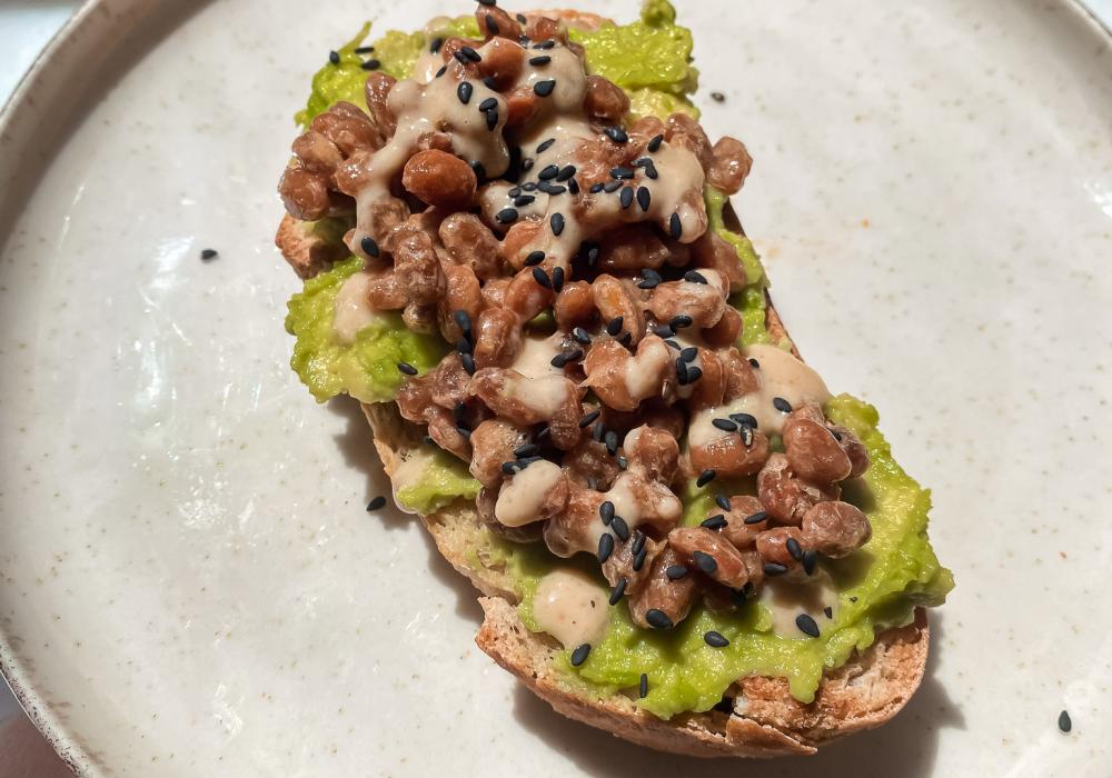 tostada de pan de masa madre con aguacate y natto por encima