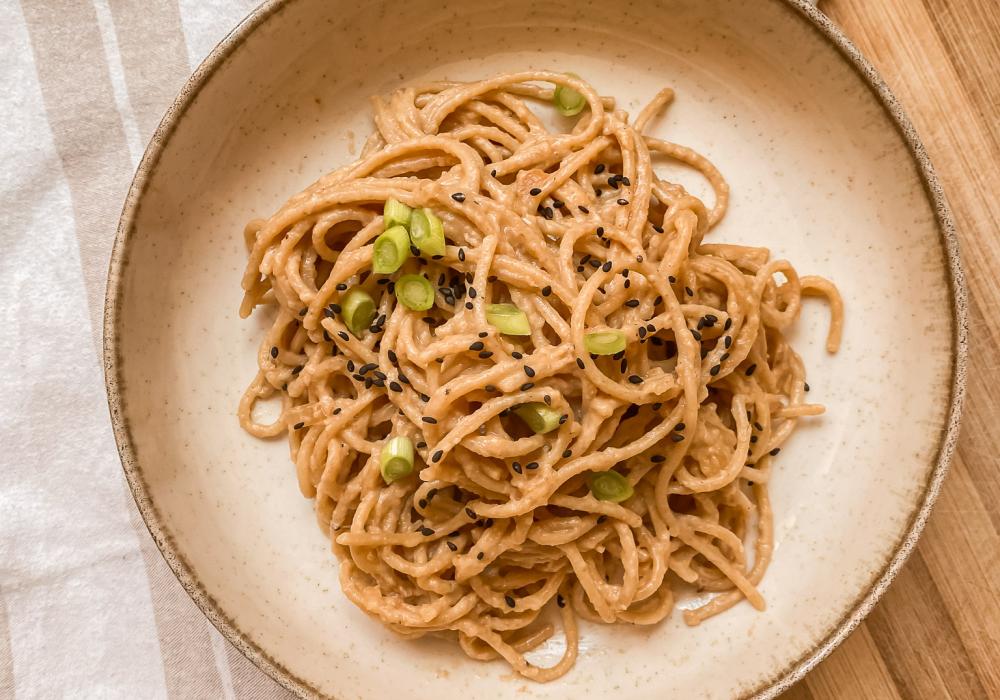 plato de fideos con miso, tahine y cebolla caramelizada