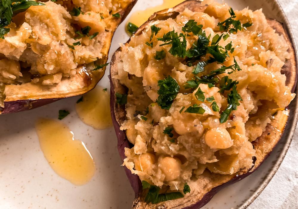 batata rellena con garbanzos miso y miel en plato blanco