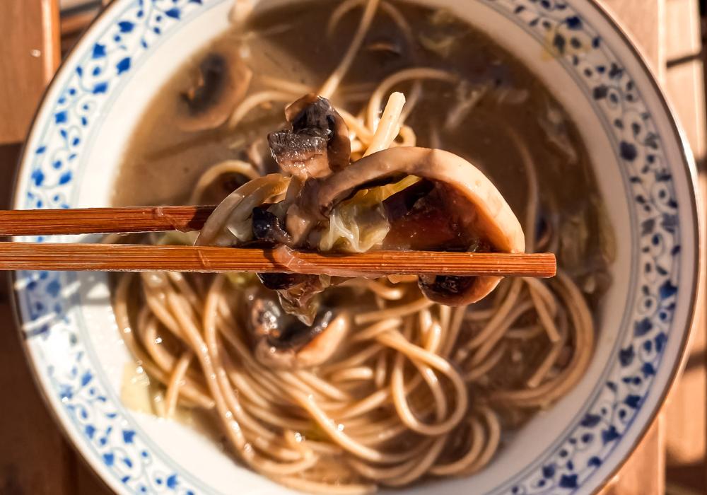 sopa de miso con fideos integrales y champiñones