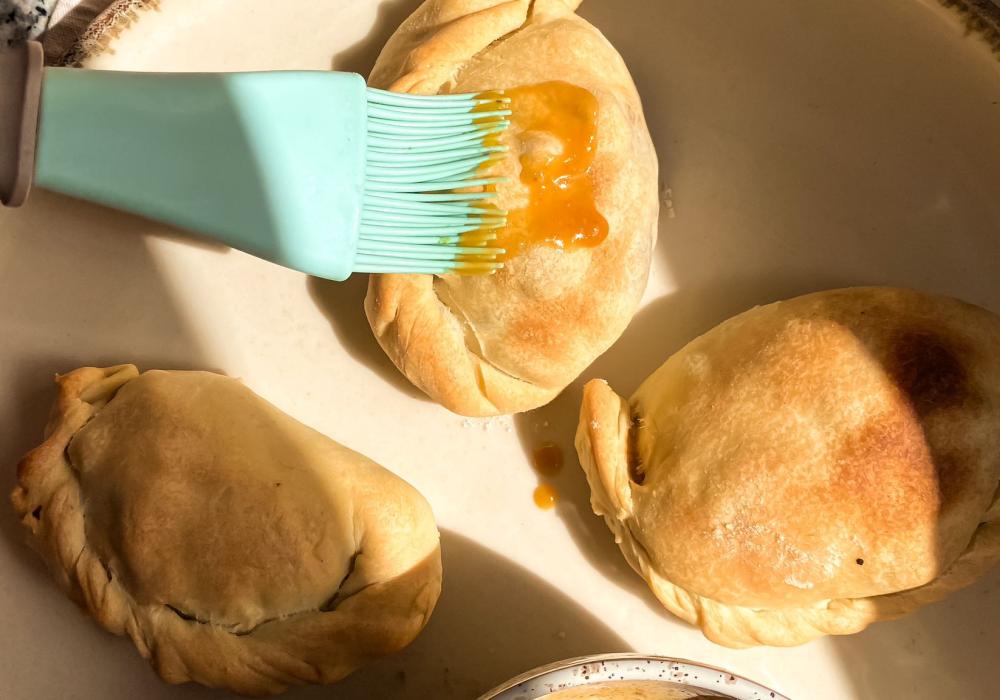 empandas de hongos pinceladas con miso