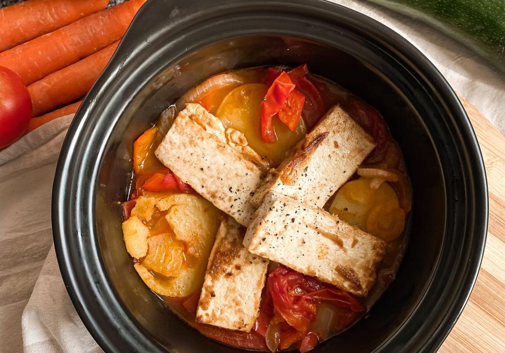 cazuela de tofu, papa, cebolla, tomate y miso blanco