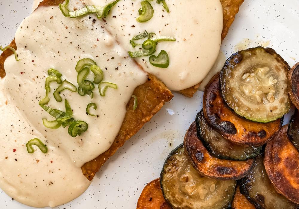 tempeh con bechamel de miso y verduras asadas