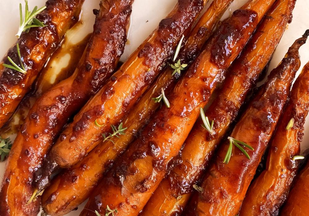zanahorias glaseadas al horno con miso y miel y hierbas de la huerta por encima