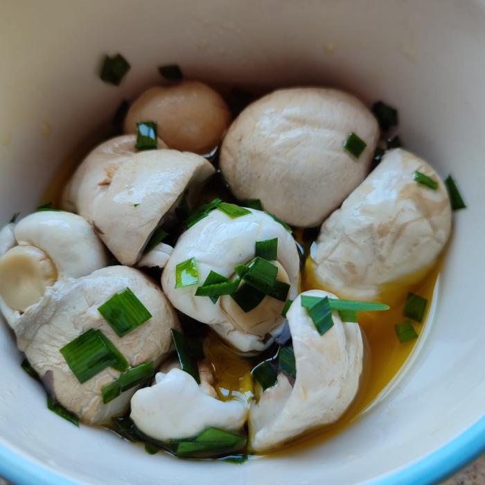 Champignones frescos con aderezo de salsa de soja y aceite de oliva con cebollín