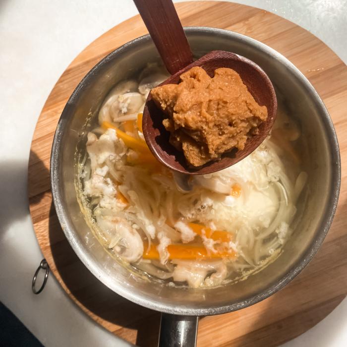 Sopa de miso con cebolla, zanahoria y champiñones