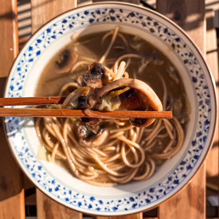 sopa de miso con fideos integrales y champiñones