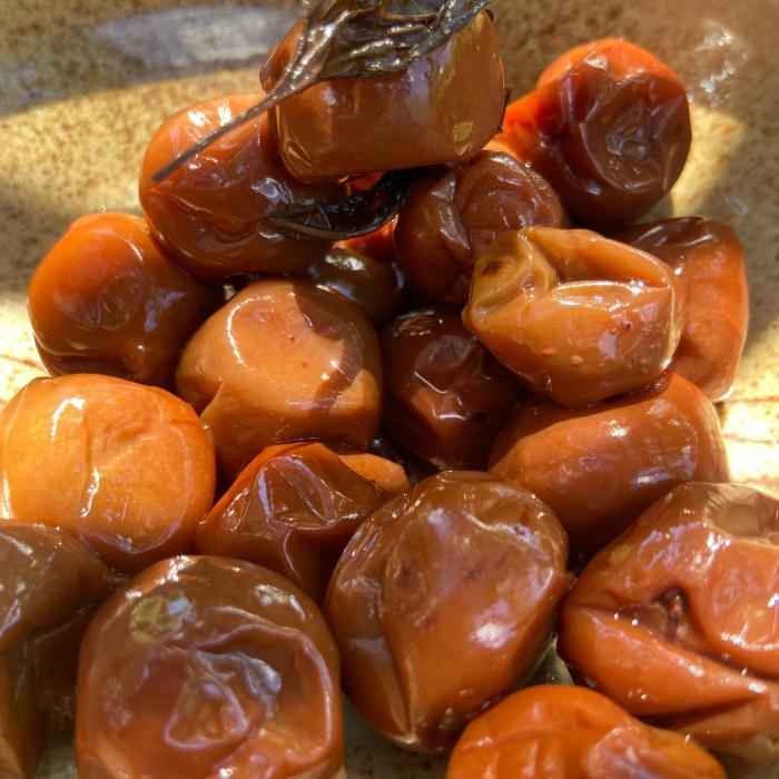 umeboshis en un plato de cerámica