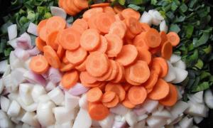 Cebolla, puerro y zanahoria cortados para sopa