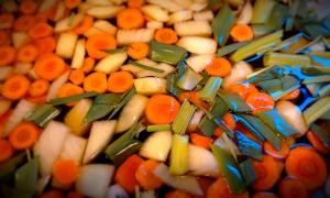 Sopa de verduras cortadas grandes