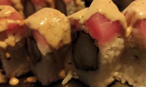 Sushi de pepino y atún con salsa de gomamiso Hakko