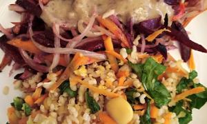 Ensalada de verduras crudas con salsa de gomamiso