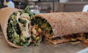Wrap o fajita de verduras, garbanzos y salsa de miso