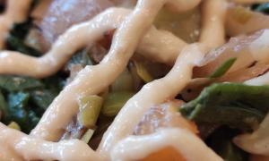 Verduras en masa de wrap con salsa de miso