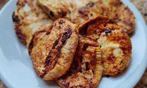 hongos calvatia marinados con miso en un plato