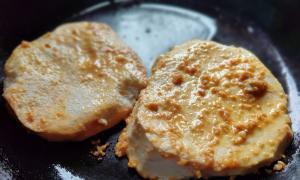 hongos calvatia marinados con miso en una sarten