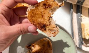 tostada untada con manteca de miso