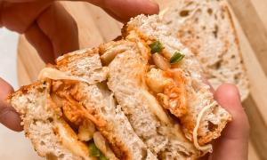 Sandwich de queso y kimchi tostado