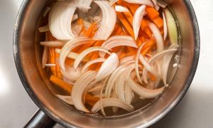 cebolla y verdura en agua para cocinar