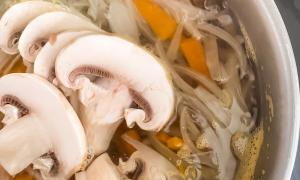 caldo de cebolla, zanahoria y champiñones