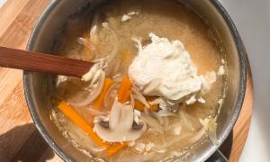 sopa de miso con huevo, cebolla, zanahoria y champiñones