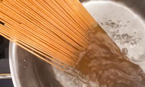 pasta integral hirviéndose en agua