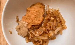miso, cebolla caramelizada y tahine en un bowl blanco
