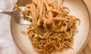 fideos con una crema de miso, cebolla caramelizada, tahine y cebollín