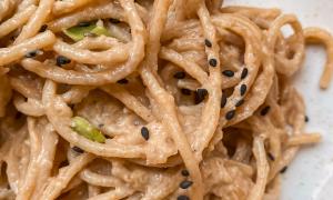 fideos con una crema de miso, cebolla caramelizada, tahine y cebollín