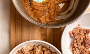 anda miso con aceite y agave, tofu desmenuzado y atún