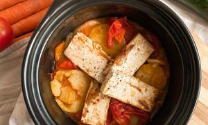 cazuela de tofu, papa, cebolla, tomate y miso blanco