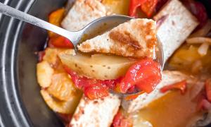 cazuela de tofu y miso blanco con papa, cebolla y tomate