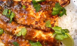 plato de pescado blanco con salsa de miso y lima sobre arroz basmati con cilantro