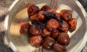 umeboshis fermentadas y listas para comer en un plato de cerámica