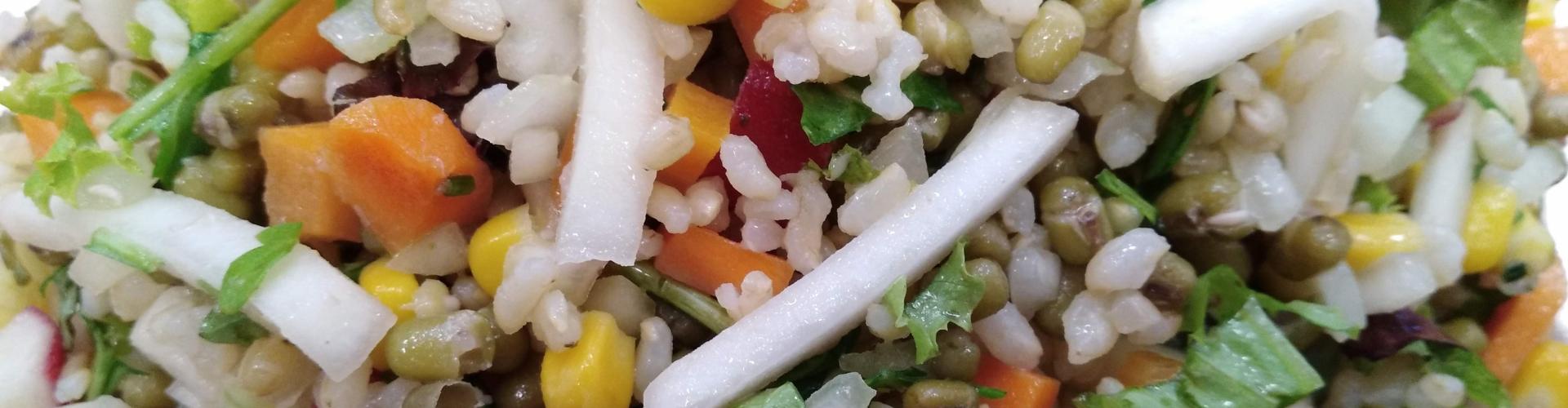 Ensalada completa de cereales, vegetales crudos y chucrut