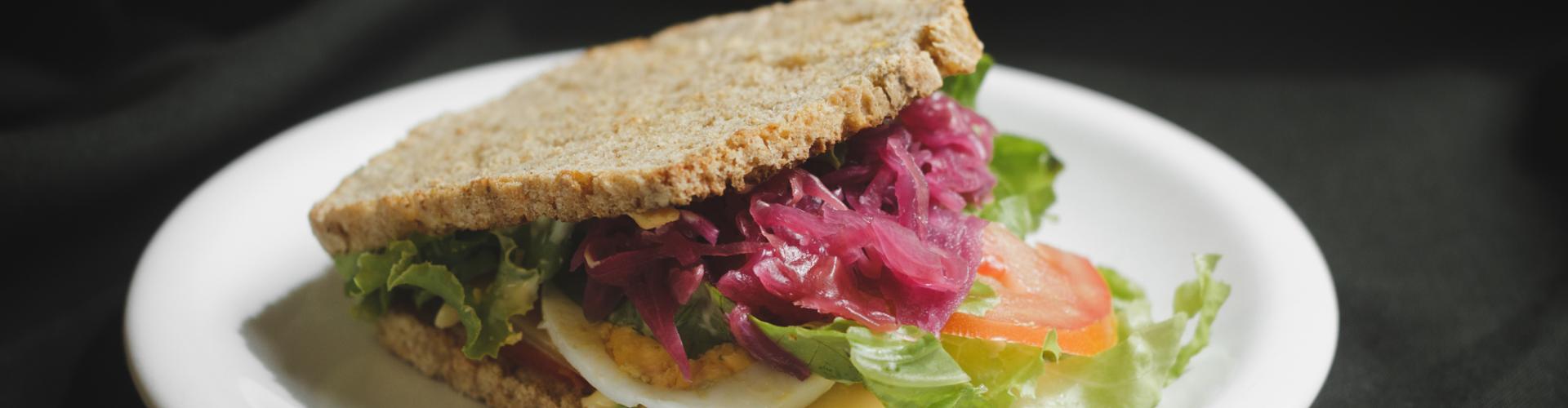 Sandwich con pan de arroz y chucrut morado