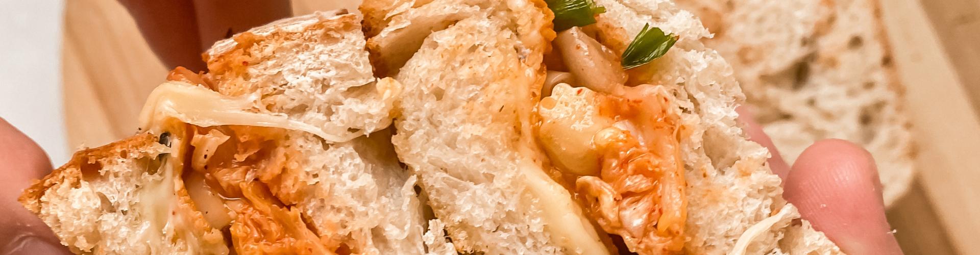 Sandwich de queso y kimchi tostado