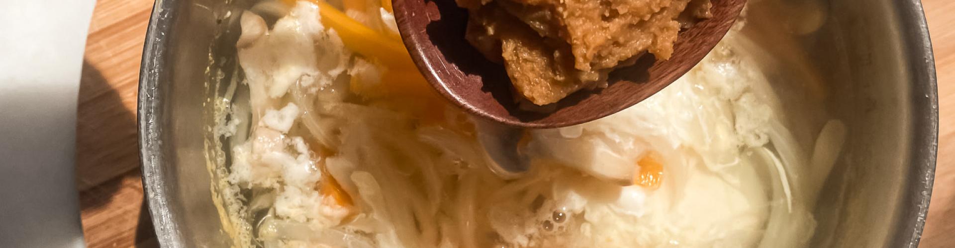 Sopa de miso con cebolla, zanahoria y champiñones