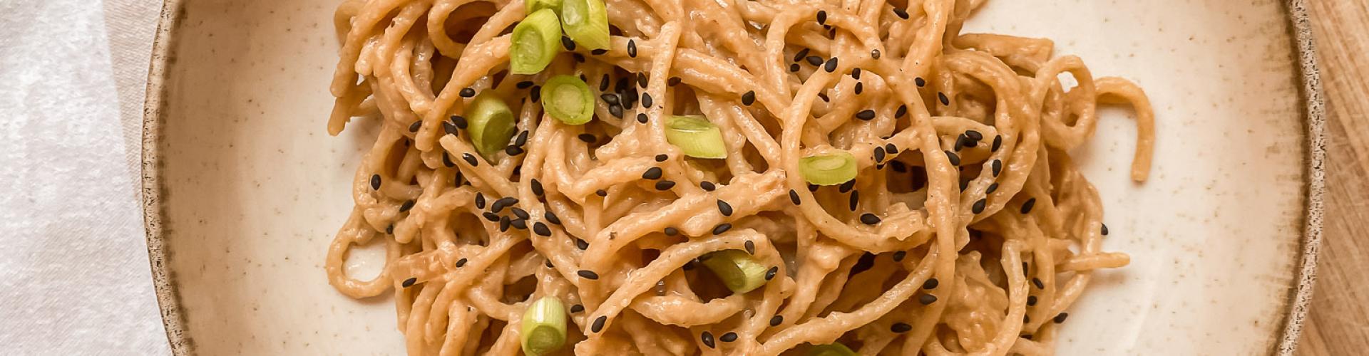 plato de fideos con miso, tahine y cebolla caramelizada