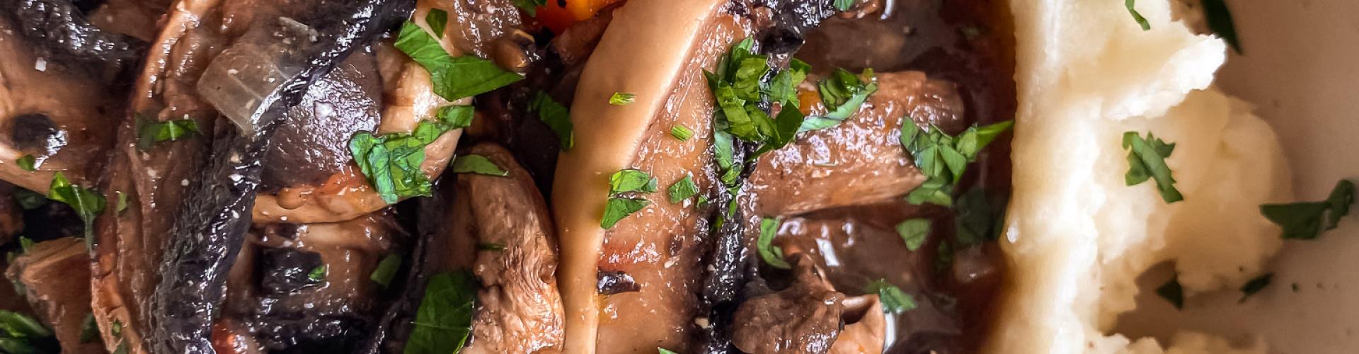 champiñones con miso sobre puré de papa