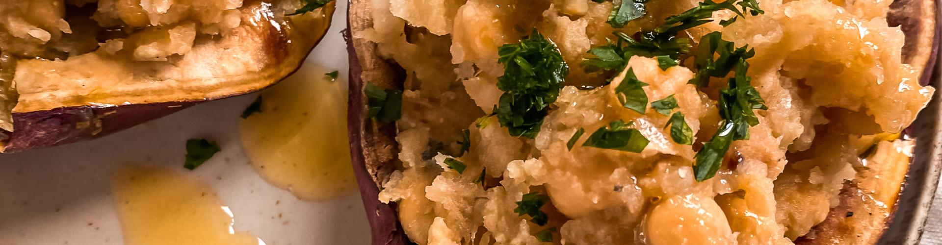 batata rellena con garbanzos miso y miel en plato blanco