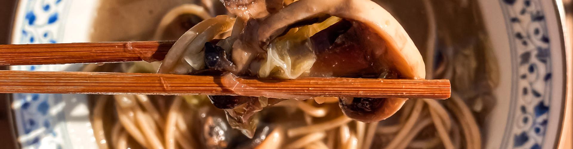 sopa de miso con fideos integrales y champiñones