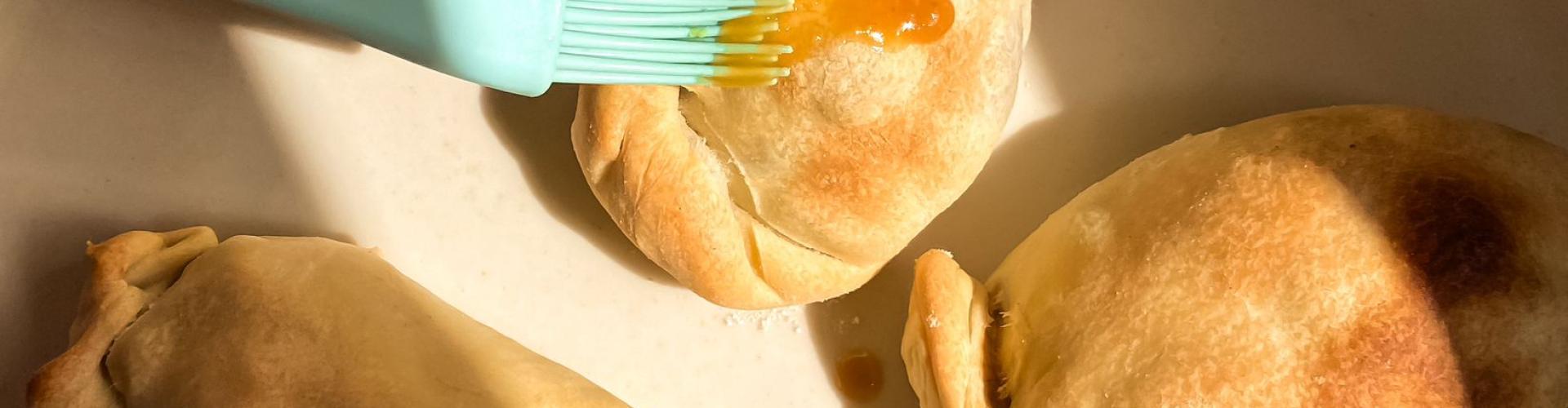 empandas de hongos pinceladas con miso