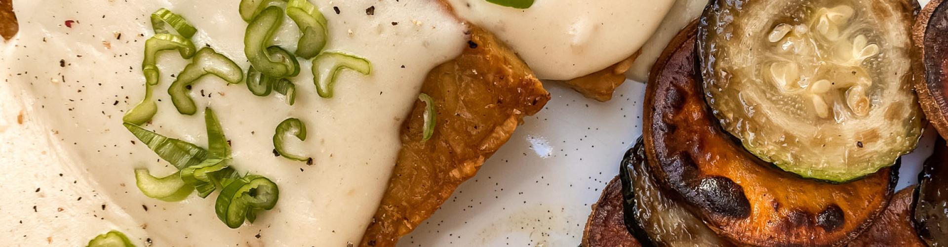 tempeh con bechamel de miso y verduras asadas